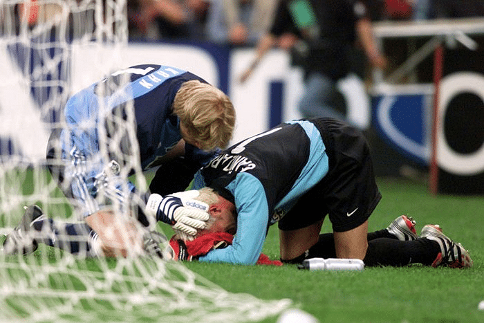 Oliver Kahn Consoled The Opposition Keeper